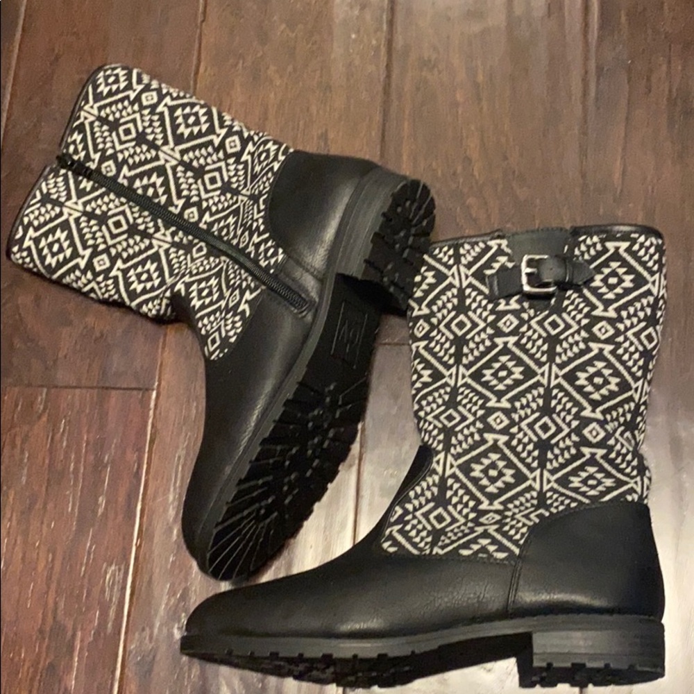 Dolce Vita Girls Calgary Faux Shearling Lined Boot